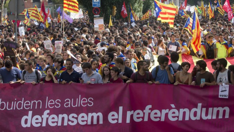 Miles de estudiantes se manifiestan en Cataluña a favor del referéndum