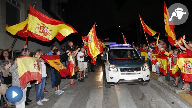 La Guardia Civil, vitoreada en su salida hacia Cataluña: ‘Viva España. No estáis solos’