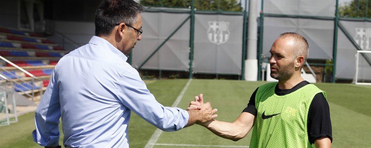 Iniesta desmiente a Bartomeu: no hay acuerdo de renovación