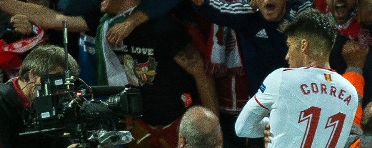 Correa rescata al Sevilla en medio de la locura de Anfield