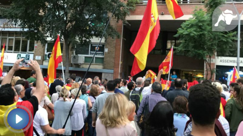 Cientos de catalanes apoyan en Barcelona a la Guardia Civil al grito de ‘no estáis solos’