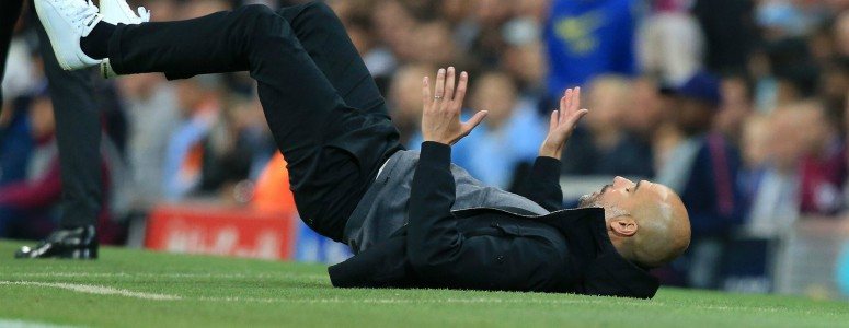 Guardiola se tira por los suelos para protestar un penalti