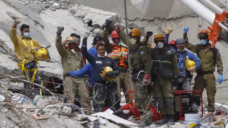 Más de 50 personas permanecen bajo los escombros en Ciudad de México