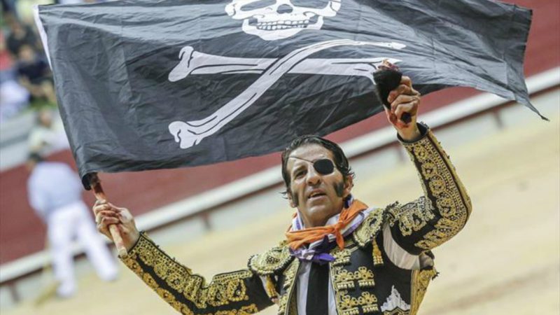 El torero Juan José Padilla da la vuelta al ruedo con la clásica bandera pirata que asume como propia desde que una brutal cornada le obligara a llevar parche | EFE