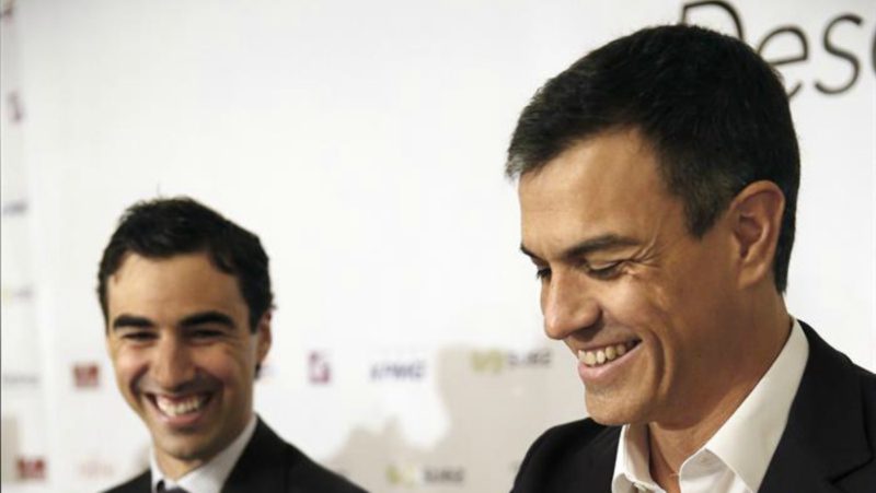 Pedro Sánchez se ríe durante una rueda de prensa | EFE