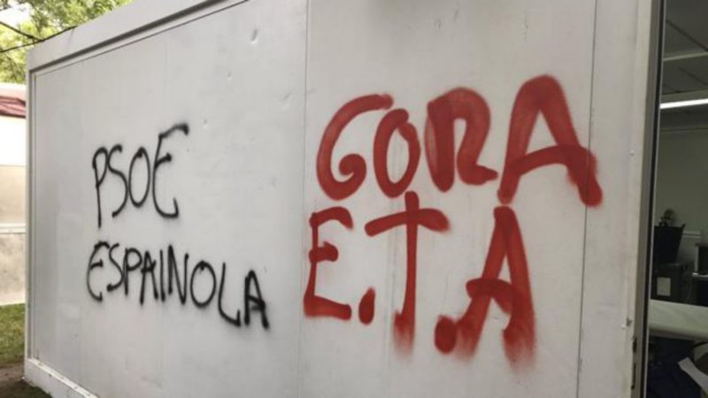 Pintadas a favor de ETA en una caseta del PSOE en Eibar