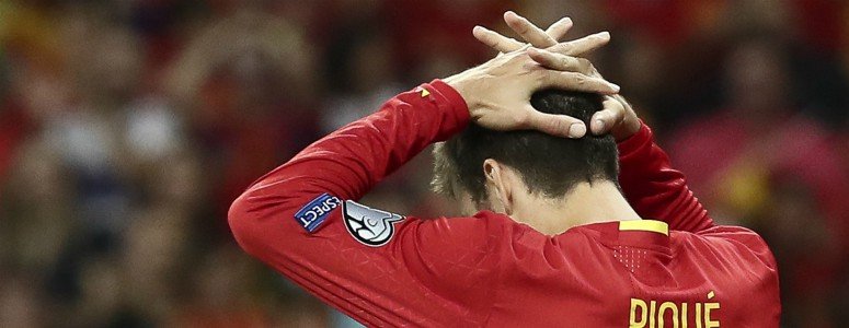 El Bernabéu pitó a Piqué y aplaudió a Iniesta en la exhibición de la Selección