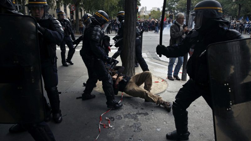 Disturbios entre policías y manifestantes en la protesta de París contra Macron
