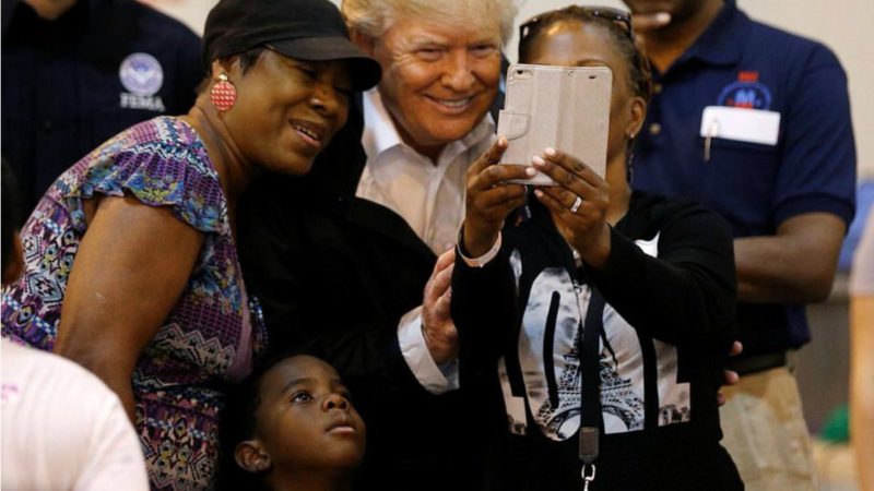 Trump visita a las víctimas del huracán Harvey en un refugio de Houston