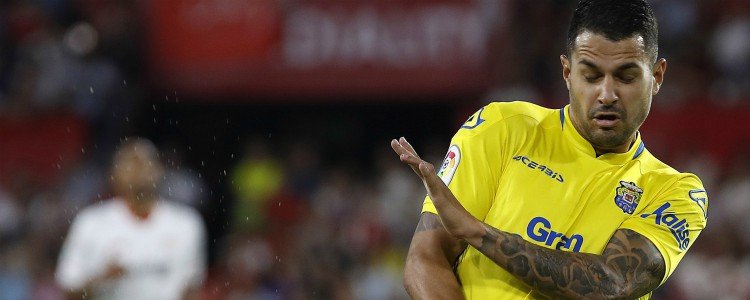 Sevilla se ceba con Vitolo: pintada en el autobús, insultos y pitada atronadora
