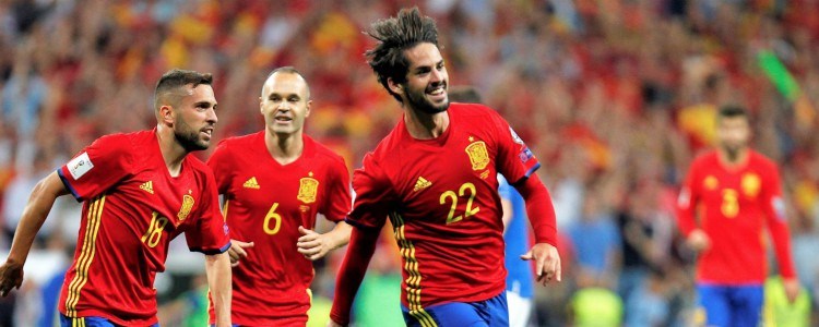 Isco consigue que la ausencia de Iniesta no sea un drama en la selección