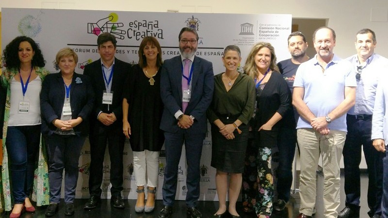 Borja Gutiérrez acompañado por los miembros de la 'Red de Ciudades y Territorios Creativos de España'