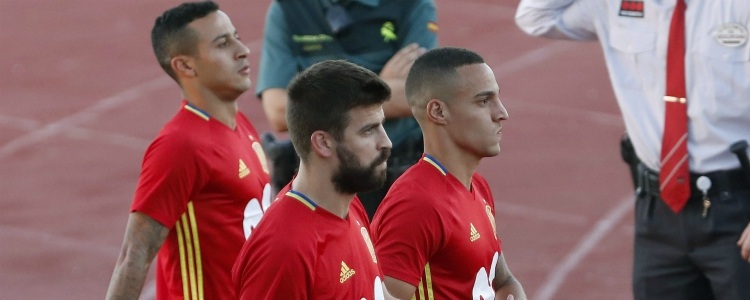 Piqué, recibido entre pitos e insultos en el entrenamiento de la Selección