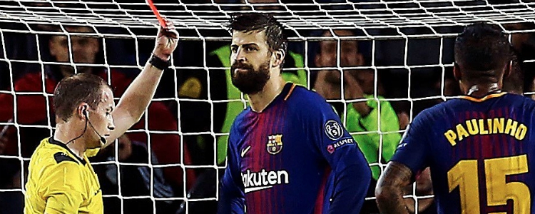 Piqué, expulsado por marcar gol con la mano