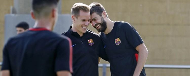Piqué pasa de los insultos a sonreír en el Barça
