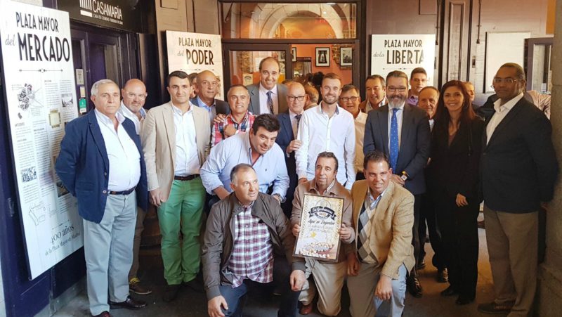 Foto de familia de los representantes de La Garbancera Madrileña, en su presentación oficial.