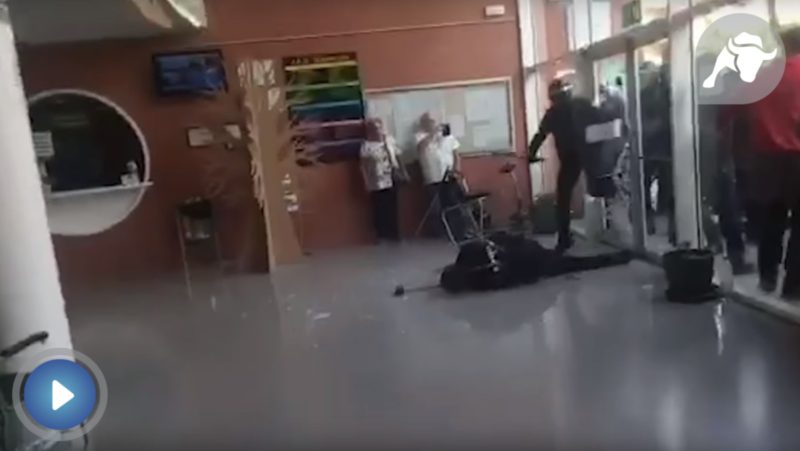 Detenido el separatista que lanzó una silla a un guardia civil el 1-O