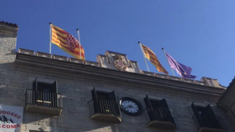 Descuelgan las banderas de España del Ayuntamiento y la Generalitat en Gerona
