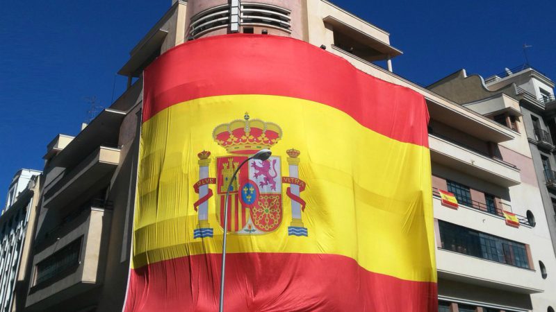 Teatro Barceló cubre su fachada con una bandera de España
