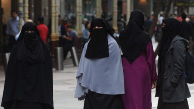 Suiza. Ocho de cada diez suizos, a favor de prohibir el burka a nivel nacional.
