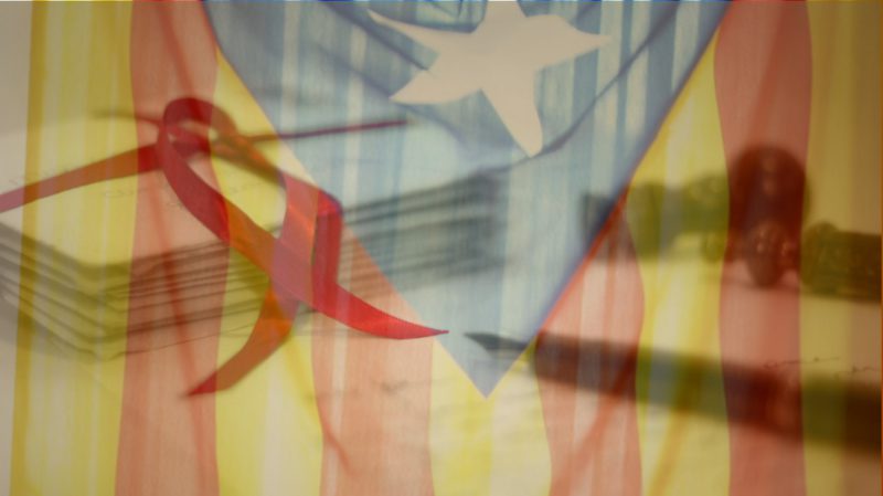 Cartas sobre un fondo de esteladas catalanas | FLICKR CC