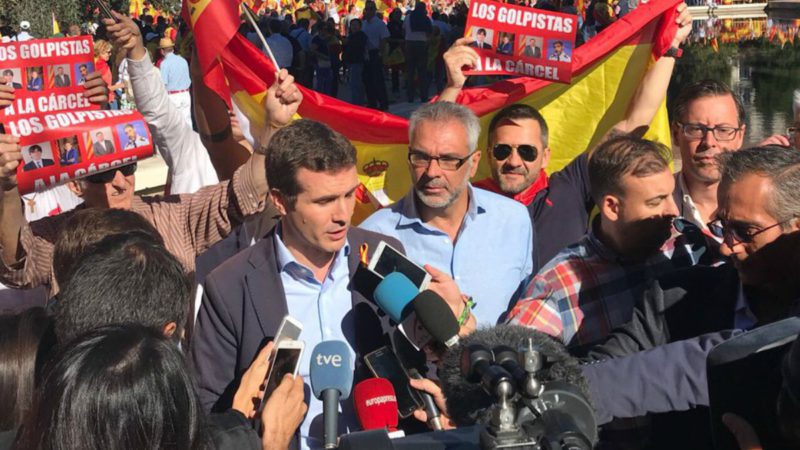 Casado aplaude a Abascal dos días después de su querella contra Rajoy