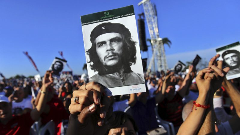 Cómo un nazi fugitivo ayudó a la CIA a capturar al 'Che' Guevara