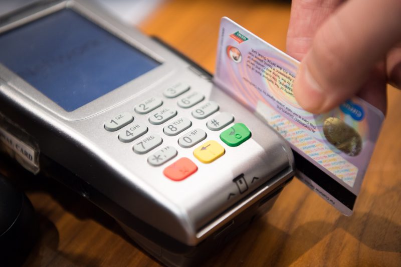 ¿Usar una tarjeta de crédito o un minicrédito para llegar a fin de mes?