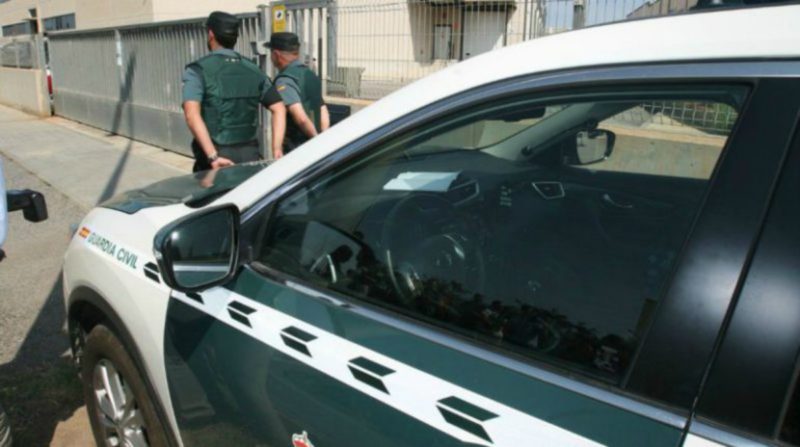 La Guardia Civil regula la imagen de los agentes y les prohíbe usar el móvil