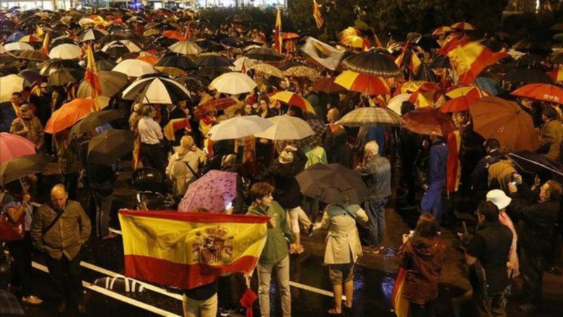 Dos mil personas se manifiestan en Barcelona al grito de '¡Viva España!'