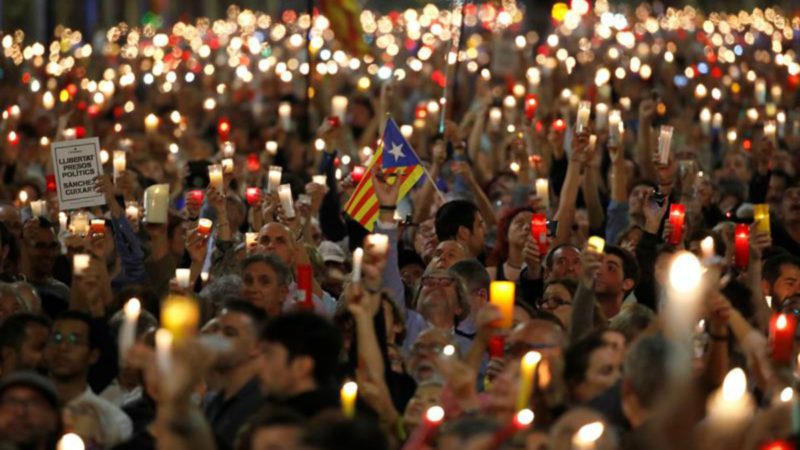 Imagen de la manifestación celebrada en Barcelona para pedir la libertad de Jordi Sánchez y Jordi Cuixart, repleta de gente portando velas | EFE