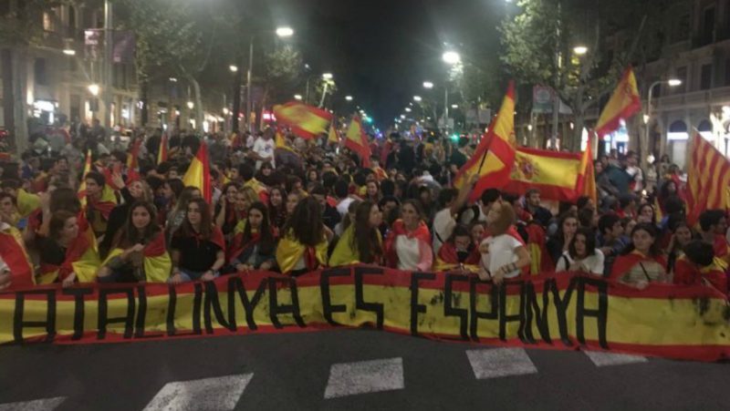 Miles de catalanes se manifiestan en Barcelona por la unidad de España