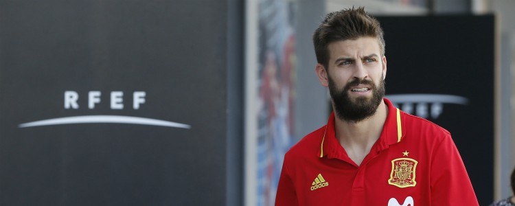 Piqué, insultado y abucheado en su llegada a Alicante con la selección española