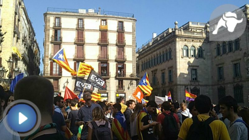 Gritos de '¡Puigdemont traidor!' ante la sede del PDeCAT