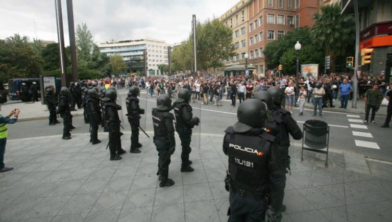 La policía nacional ante un grupo de manifestantes en Barcelona | EFE