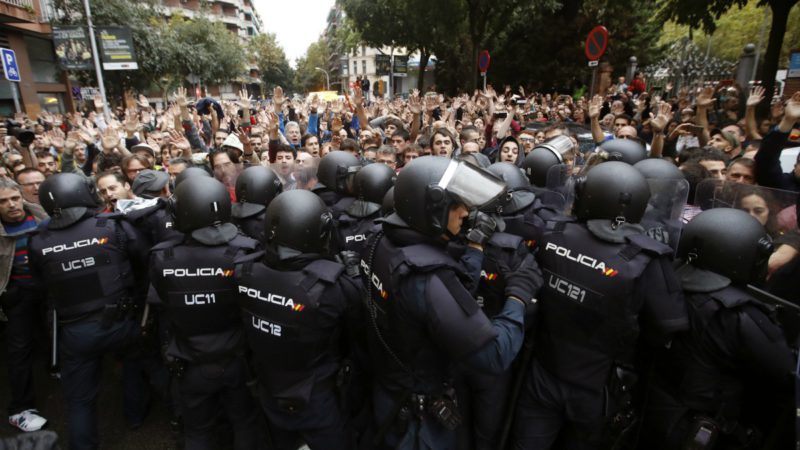 Policías y guardias civiles piden medallas para los agentes en Cataluña