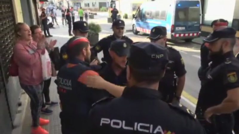 Varios mossos despiden con abrazos a los policías alojados en Pineda de Mar