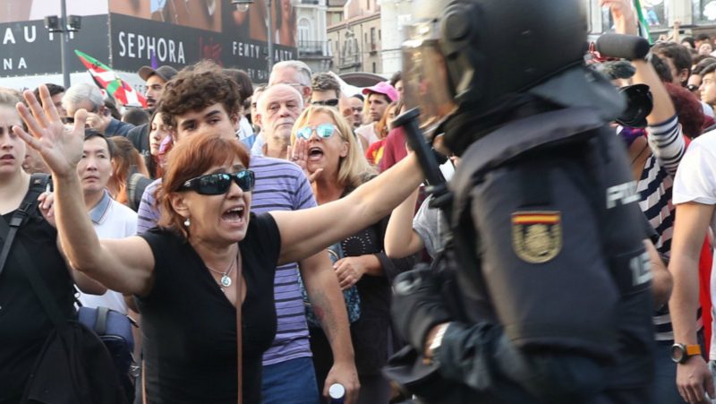 Una mujer se enfrenta a la Policía en la puerta del Sol en una manifestación tras la votación ilegal del 1-O