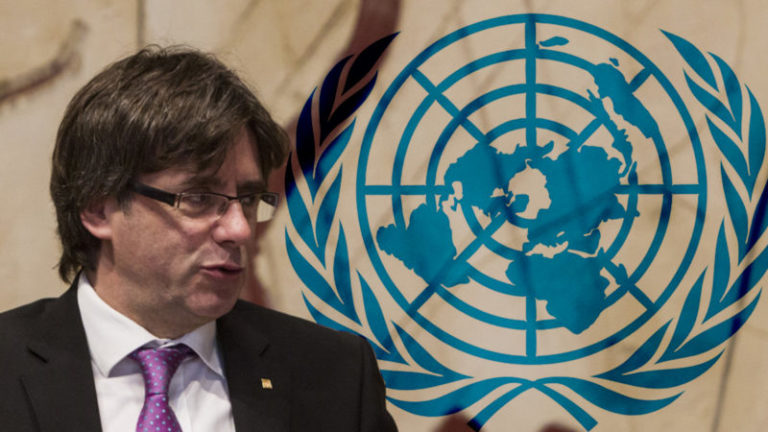 Carles Puigdemont mira de soslayo el símbolo de la ONU