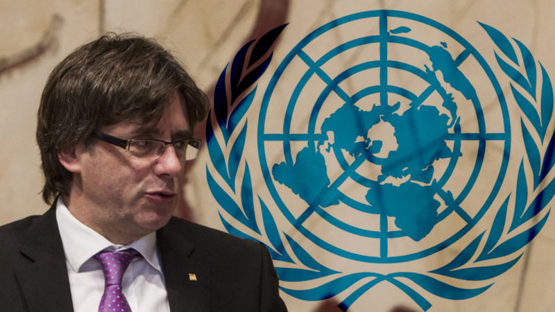 Carles Puigdemont mira de soslayo el símbolo de la ONU