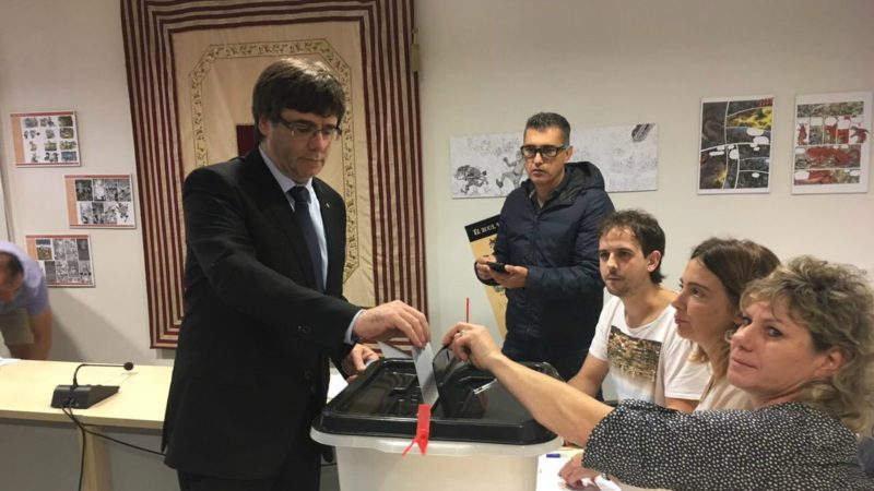 Puigdemont desafía a la Justicia y deposita su voto en la consulta ilegal