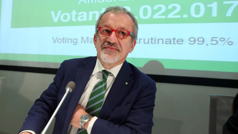 El presidente lombardo, Roberto Maroni, ofrece una rueda de prensa sobre los resultados del referéndum. | EFE