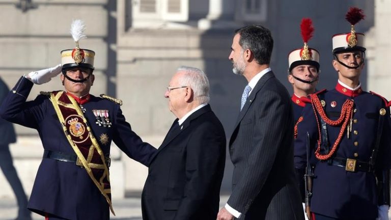 El presidente israelí, Reuven Rivlin, junto a Su Majestad Felipe VI