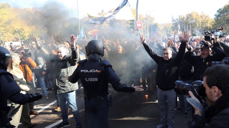 Cargas policiales en la marcha de los taxistas contra los VTC en Madrid