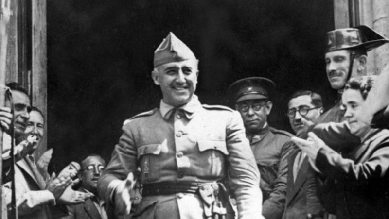 La Justicia francesa rechaza retirarle a Franco la Legión de Honor
