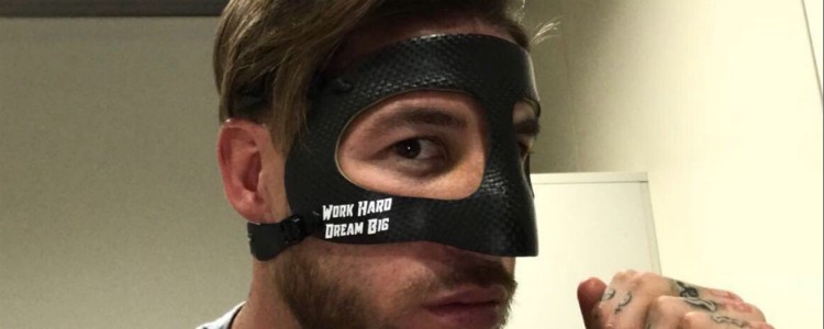 Sergio Ramos personaliza su máscara con este mensaje: “Trabaja duro, sueña grande”