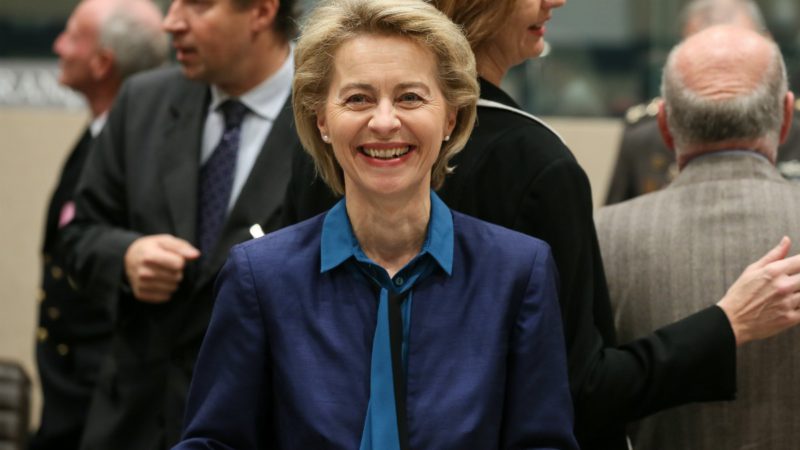 La ministra de Defensa alemana defiende la 'resistencia' contra Polonia