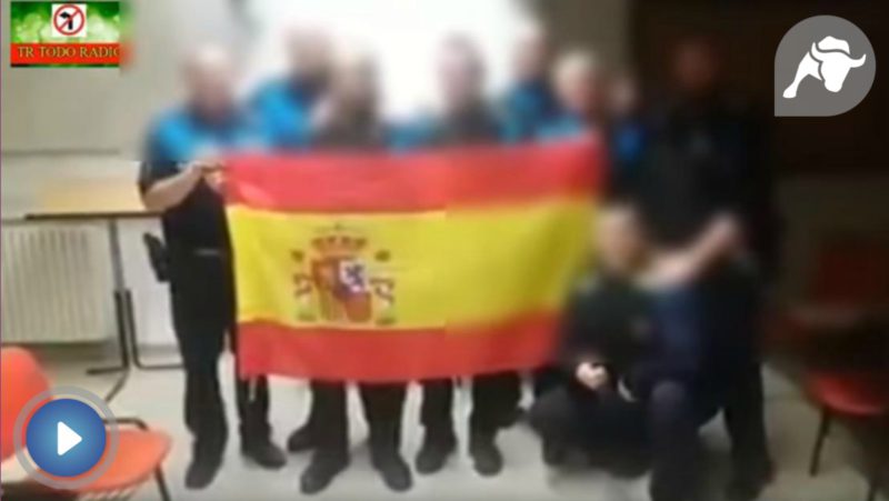 Expedientan a unos policías locales por posar con la bandera de España