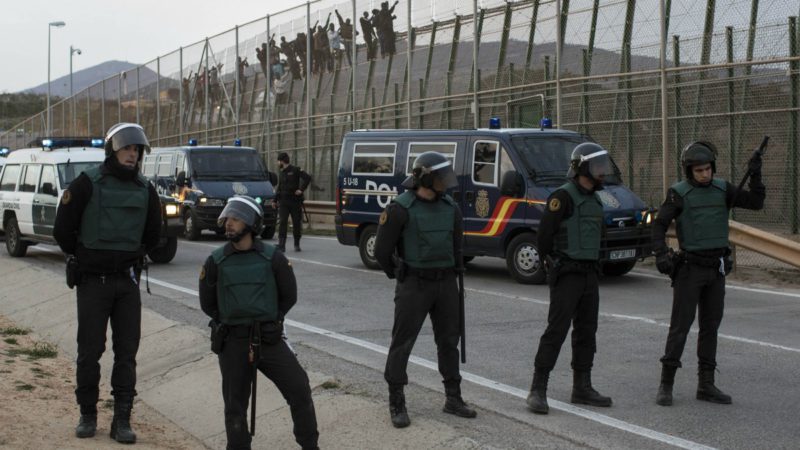 30 inmigrantes intentan acceder a Ceuta a la carrera por la frontera