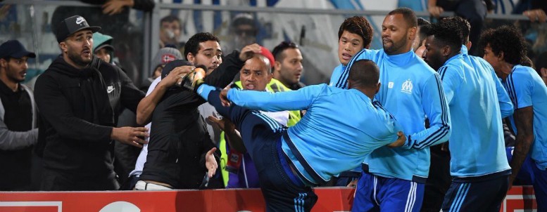El Olympique de Marsella aparta a Evra por agredir a un ultra